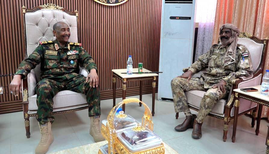 hashsudan's tweet photo. التقى السيد رئيس مجلس السيادة الانتقالي القائد العام للقوات المسلحة الفريق أول الركن *عبدالفتاح البرهان* اليوم اللواء النور القبة المنشق من مليشيا آل دقلو الإرهابية مرحباً  بانضمامه للقوات المسلحة.. 

وأكد رئيس المجلس السيادي  أن الأبواب مشرعة أمام  كل من يريد إلقاء السلاح والانضمام لمسيرة البناء الوطني.