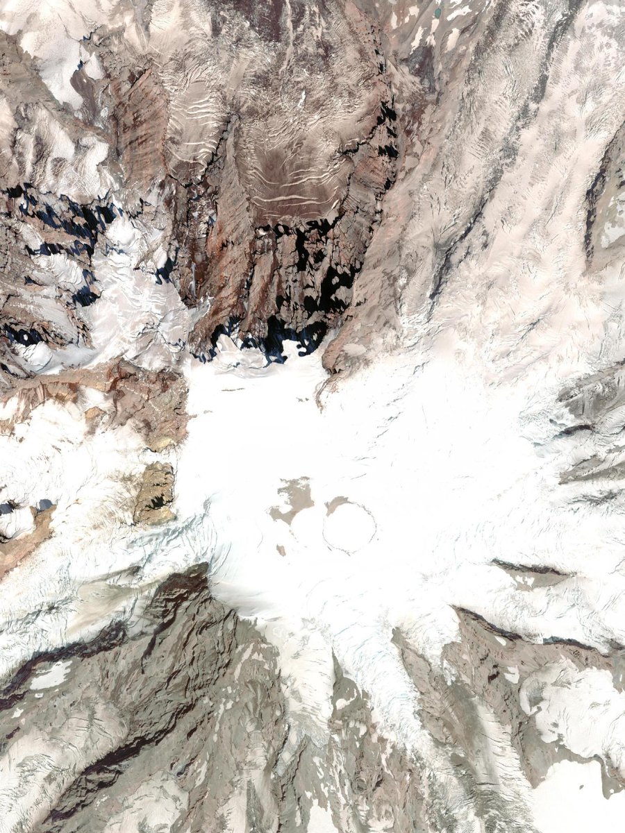 SatellitesGeo's tweet image. Peek-a-boo! 🤩 Look at that majestic peak! Snow-capped and towering over the Pacific Northwest. Any guesses? 🗺️ #Geography #SpaceView #TravelFromAbove