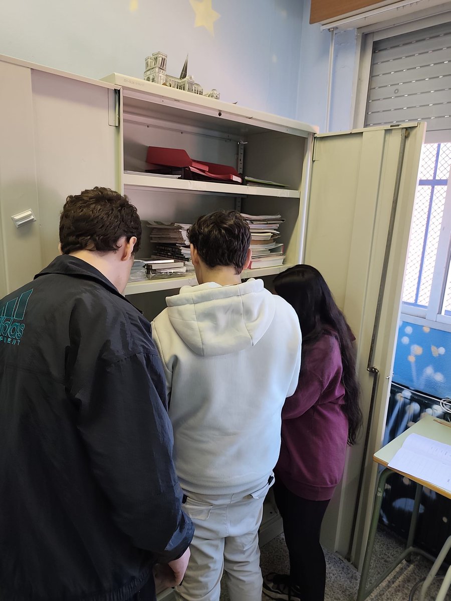 ies_jrmurube's tweet photo. Hemos participado en otro Escape Room muy especial, creado por nuestro alumnado junto a los profes del Dep. de Matemáticas. Guiaron al alumnado visitante para que disfrutaran de la actividad.
#EducarConDiversión
#ConvocatoriaEduCaixa
#aprender_matemáticas_es_un_juego
#hellomath https://t.co/YcQwpEvj2l