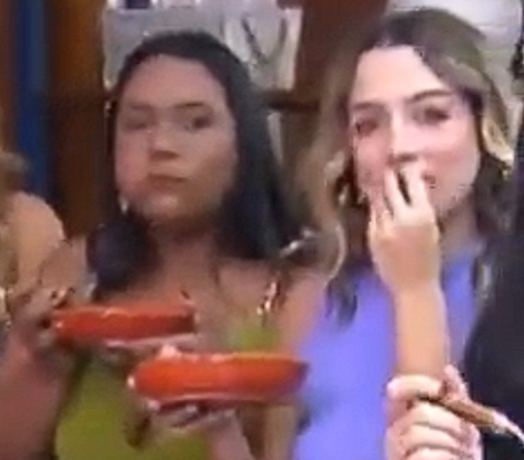 Aya3506's tweet photo. Ela faz a Milena duvidar de si mesma, invalida o que ela sente, cria culpa por ela ter empatia pelos outros, desestabiliza e depois age como se nada tivesse acontecido. Isso é uma dinâmica de relacionamento tóxico acontecendo ao vivo e ainda tem gente achando normal...

#BBB26 https://t.co/uq39GbIkKM