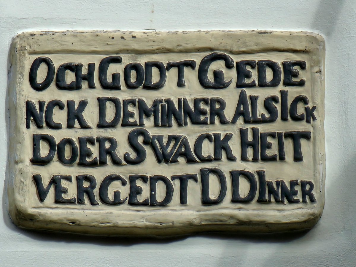 DejanVukos40959's tweet image. #Gevelsteen met gebed, Kerkstraat 57, #Amsterdam Het opschrift is: 'Och Godt Gedenck Deminner Als ICk doer SWack Heit Vergedt DDinner'