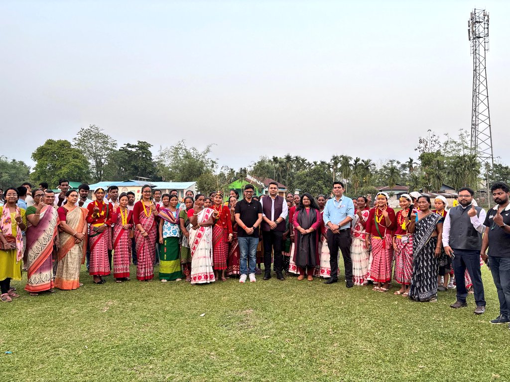 📚 Panijhora: A Book Village

Nestled around #BuxaTigerReserve, #Panijhora, a quiet hamlet in #Alipurduar district, comprised of different ethnic tribes, is known as "Boi Gram” (village of books)

Every home houses a library, and walls carry educational murals that inspire