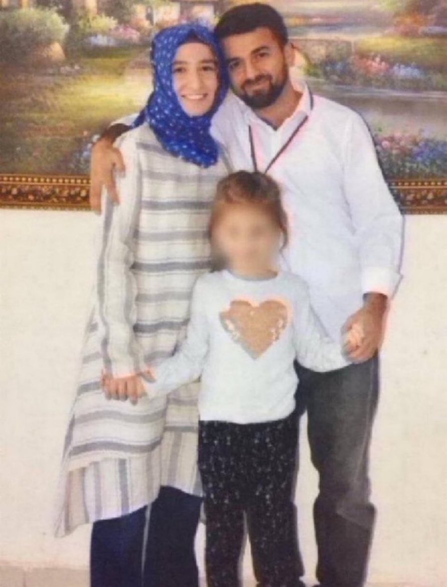 Tutsak_Bebek's tweet photo. Yeliz Kurtok, KHK ile kapatılan bir kurumda çalıştığı gerekçesiyle 2019'dan beri tutuklu. Kızı Azra, yıllarca annesinin yanında cezaevinde büyüdü. Şimdi 6 yaşında ve yönetmelik gereği annesinden ayrılmak zorunda kaldı.
AİHM kararları, bu tür kurumlarda çalışmanın suç olmadığını açıkça ortaya koyuyor. Suç yok ama ceza var. Anne ve kız birbirinden koparıldı.
@acun_karadag