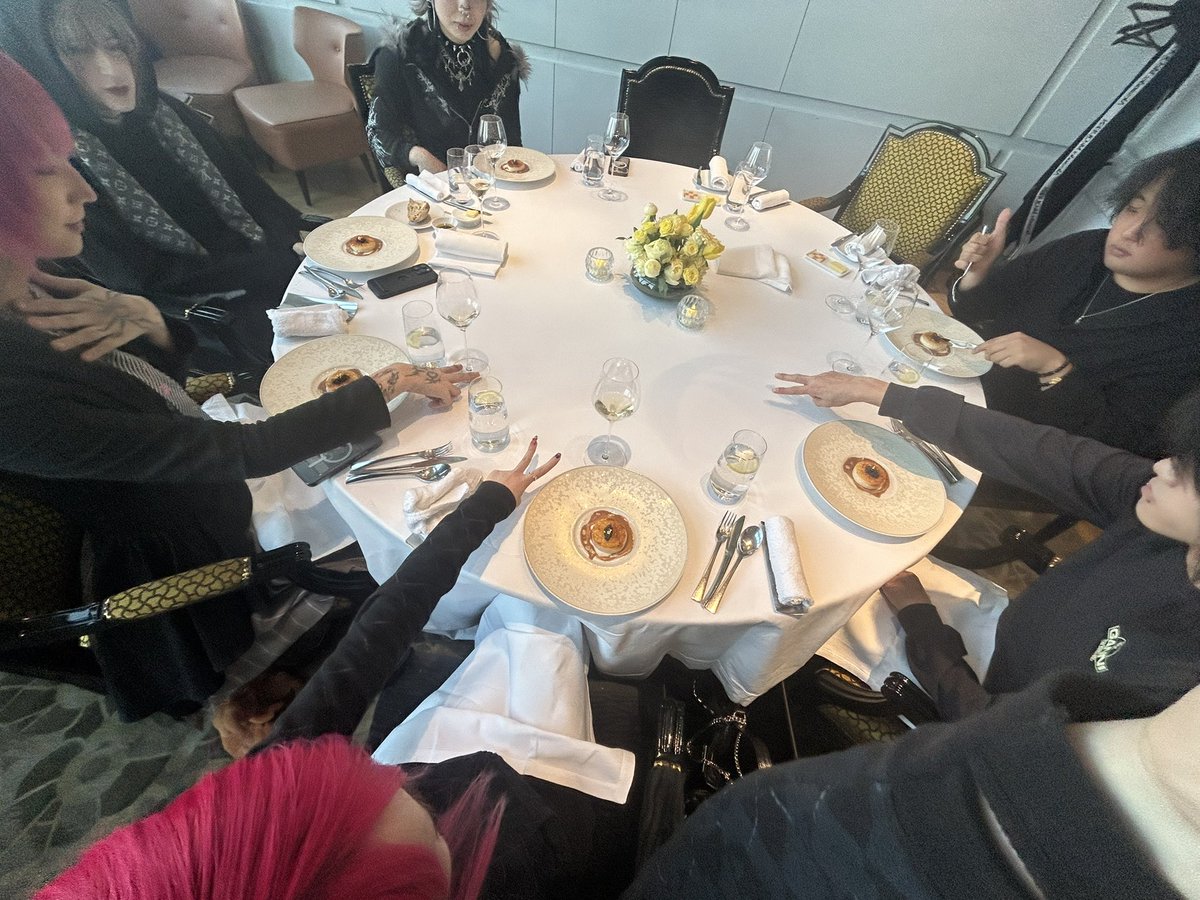 missingeidos's tweet photo. Dinner with @witchymustdie before he leaves Korea https://t.co/LNurLqtbOL