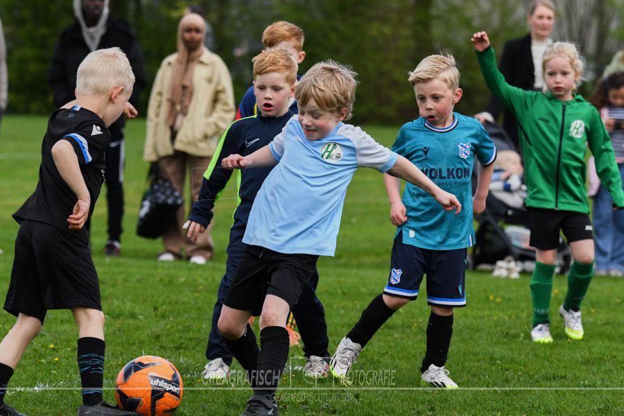 vvHvB's tweet photo. Een ochtend op sportpark de Akkers in beeld gebracht. Vind het foto album vol leuke voetbalfoto's op: https://t.co/TEHAhhzFXF https://t.co/mbYIovfB8y