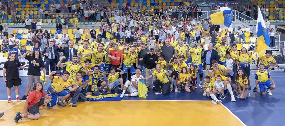 cvguaguas's tweet photo. ¿Y toda esta gente? ¡Son los disfrutones! Los que apoyaron. Los que han disfrutado de 34 triunfos en 44 partidos. 
La mandamos al archivo y al Libro 50A. 
El Guaguas sigue su ruta en la Superliga. https://t.co/gXrTcsVjfr