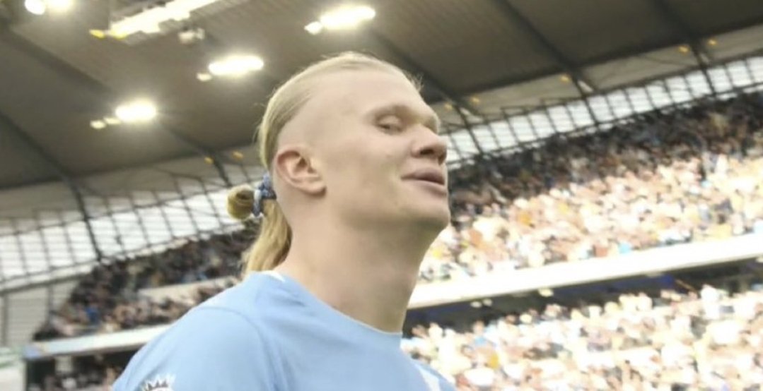 I can't wait for a few years time when Erling pulls on his crisp white Leeds number 9 shirt, ready to walk out to a raucous "Marching On Together" in front of 53,000 delirious Leeds fans in our beautiful new shiny Elland Road.

#lufc #mot