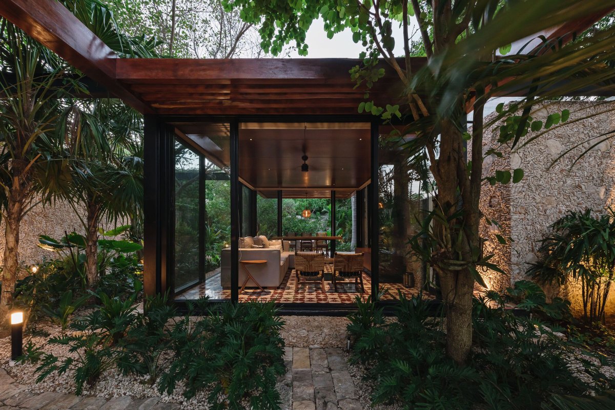 Archello's tweet image. Punto Arq expands this Mérida house with a transparent pavilion set lightly among existing trees. 
archello.com/project/pabell… 

#GlassArchitecture #LandscapeDesign #MaterialPalette
