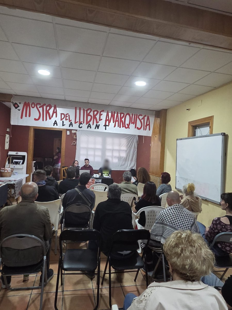 hedraanarquista's tweet photo. Ahir vam estar presents a la @mostraAalacant  junt amb les companyes de @teima_ed , en la presentació de Bandera Negra de Felipe Corrêa.

Un plaer haver participat i compartit estes jornades d’aprenentatge i debat.

La revolució es construïx amb organització! https://t.co/m4445xGm5P