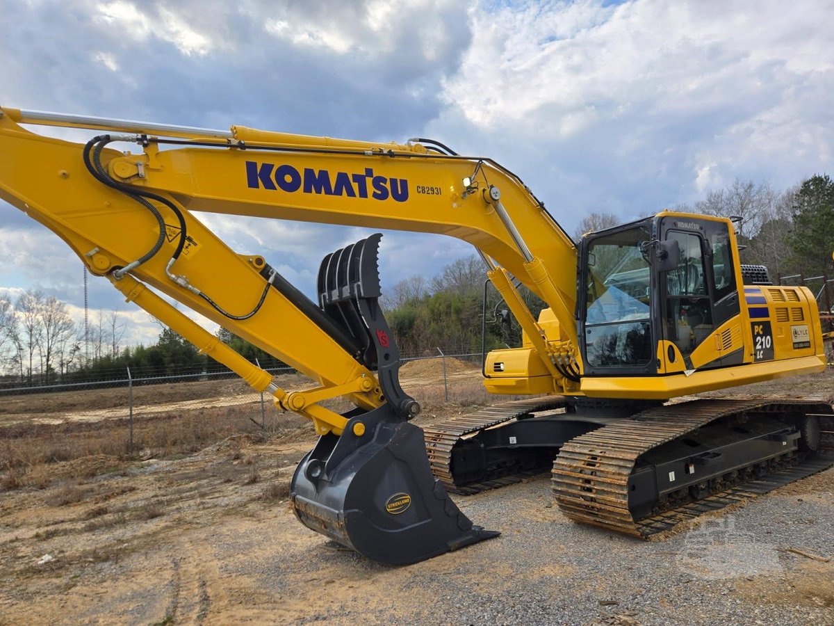 machinerytrader's tweet image. 🚧2025 KOMATSU PC210 LC-11 Crawler Excavator FOR SALE! 🌟

⏲️18 hours
💪 Built for efficiency &amp;amp; durability

View the excavator here ➡️ ow.ly/CZnQ50YKxx0

#KOMATSU #MachineryTrader #CrawlerExcavators #Excavators