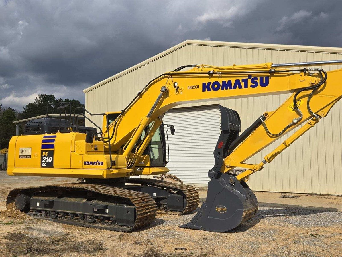 machinerytrader's tweet image. 🚧2025 KOMATSU PC210 LC-11 Crawler Excavator FOR SALE! 🌟

⏲️18 hours
💪 Built for efficiency &amp;amp; durability

View the excavator here ➡️ ow.ly/CZnQ50YKxx0

#KOMATSU #MachineryTrader #CrawlerExcavators #Excavators
