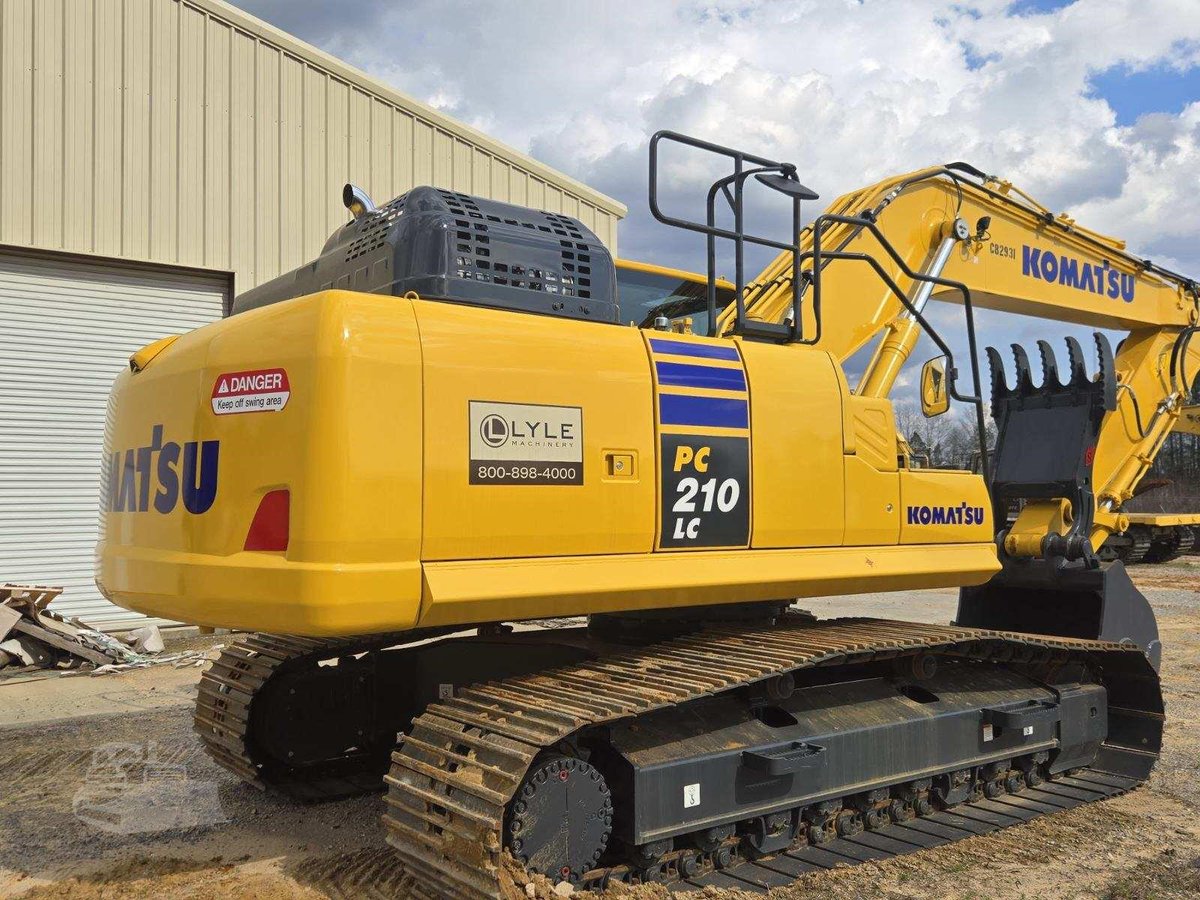 machinerytrader's tweet image. 🚧2025 KOMATSU PC210 LC-11 Crawler Excavator FOR SALE! 🌟

⏲️18 hours
💪 Built for efficiency &amp;amp; durability

View the excavator here ➡️ ow.ly/CZnQ50YKxx0

#KOMATSU #MachineryTrader #CrawlerExcavators #Excavators