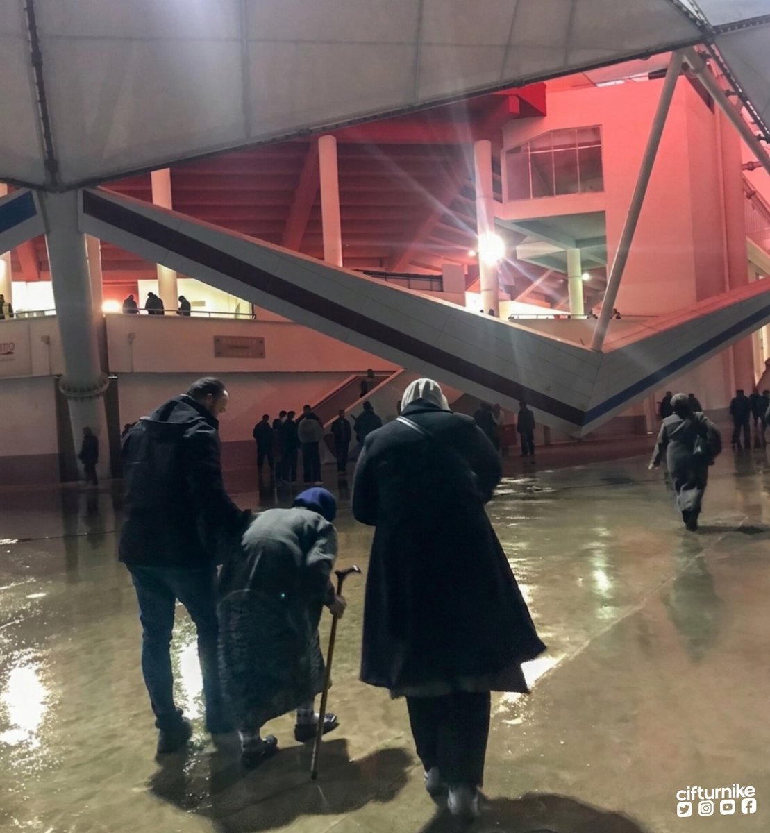 cifturnike's tweet photo. 👏 Trabzonspor'u desteklemek için stadyuma giden teyzemiz.

❤️ Ellerinden öpüyoruz. https://t.co/i3QwVCNb8S