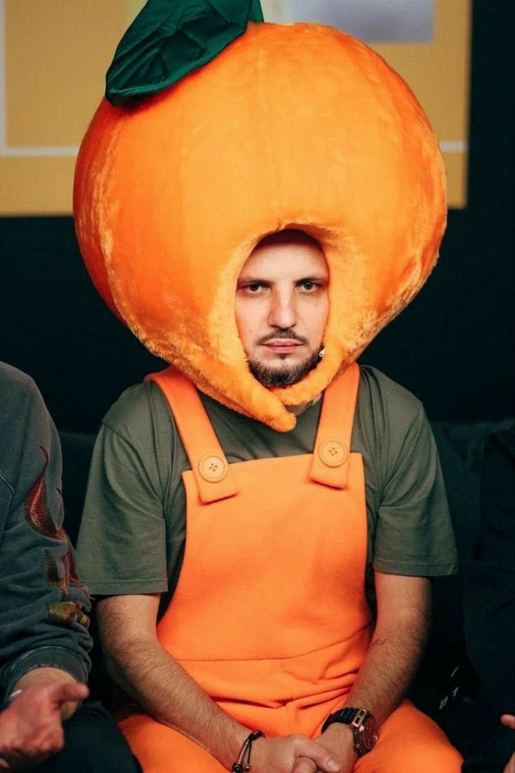 на одном фото изображены авторы сериала «очень странные дела» которые также являются создателями такого персонажа как уилл байерс, а на другой известный российский комик дима позов 

а теперь угадайте кто помнит когда день рождения у уилла