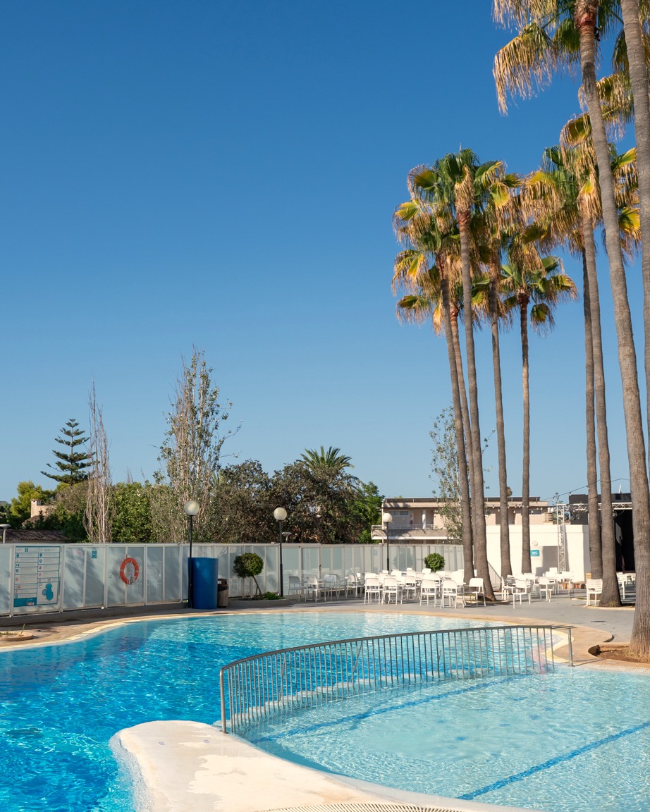 BlueSeaHotels's tweet photo. Mallorca tiene un imprescindible en Sa Coma… y está esperando por ti. 🌊☀️
Swipe para descubrir tu próximo lugar favorito en la isla. ➡️

#blueseahotels #mallorca #sacoma #takemethere https://t.co/sFShYq1k7b