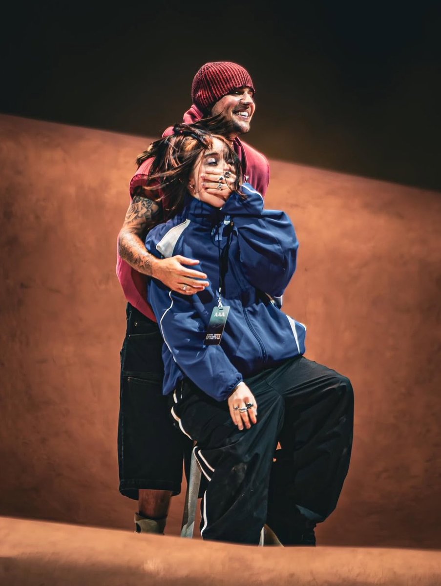jbtraacker's tweet photo. Photos of Justin Bieber and Billie Eilish during One Less Lonely Girl performance at Coachella Music &amp; Arts festival in Indio,California (April 18) https://t.co/xtf2dFBEyA
