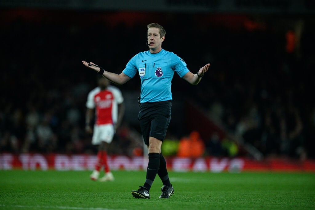 mufcytp's tweet photo. John Brooks, who sent Paul Tierney to the monitor to send Martínez off, was on VAR for Man City vs Arsenal today.

This time, he chose to 𝐈𝐆𝐍𝐎𝐑𝐄 the following incidents:

1. A clear goal-scoring opportunity involving Khusanov on Kai Havertz.

2. A seemingly deliberate headbutt from Gabriel on Erling Haaland.

3. A similar incident to Martínez’s, where Gabriel appeared to pull Haaland’s hair.

No intervention this time — perhaps because Manchester United weren’t involved.