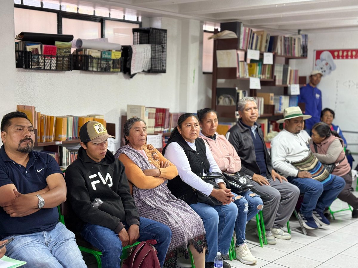 artemisa_laura's tweet photo. San Aparicio sabe lo que necesita su gente 🫱🏽‍🫲🏼.

Platiqué con comisionados ejidales, mujeres y hombres con propuestas claras y ganas de avanzar en conjunto 🙋🏻‍♀️.

🚶🏻‍♀️El territorio se avanza con trabajo constante, atendiendo las necesidades. Con el gobernador @armentapuebla_ y la presidenta @Claudiashein, el #Bienestar llega #PorAmorAPuebla 🫶🏻.