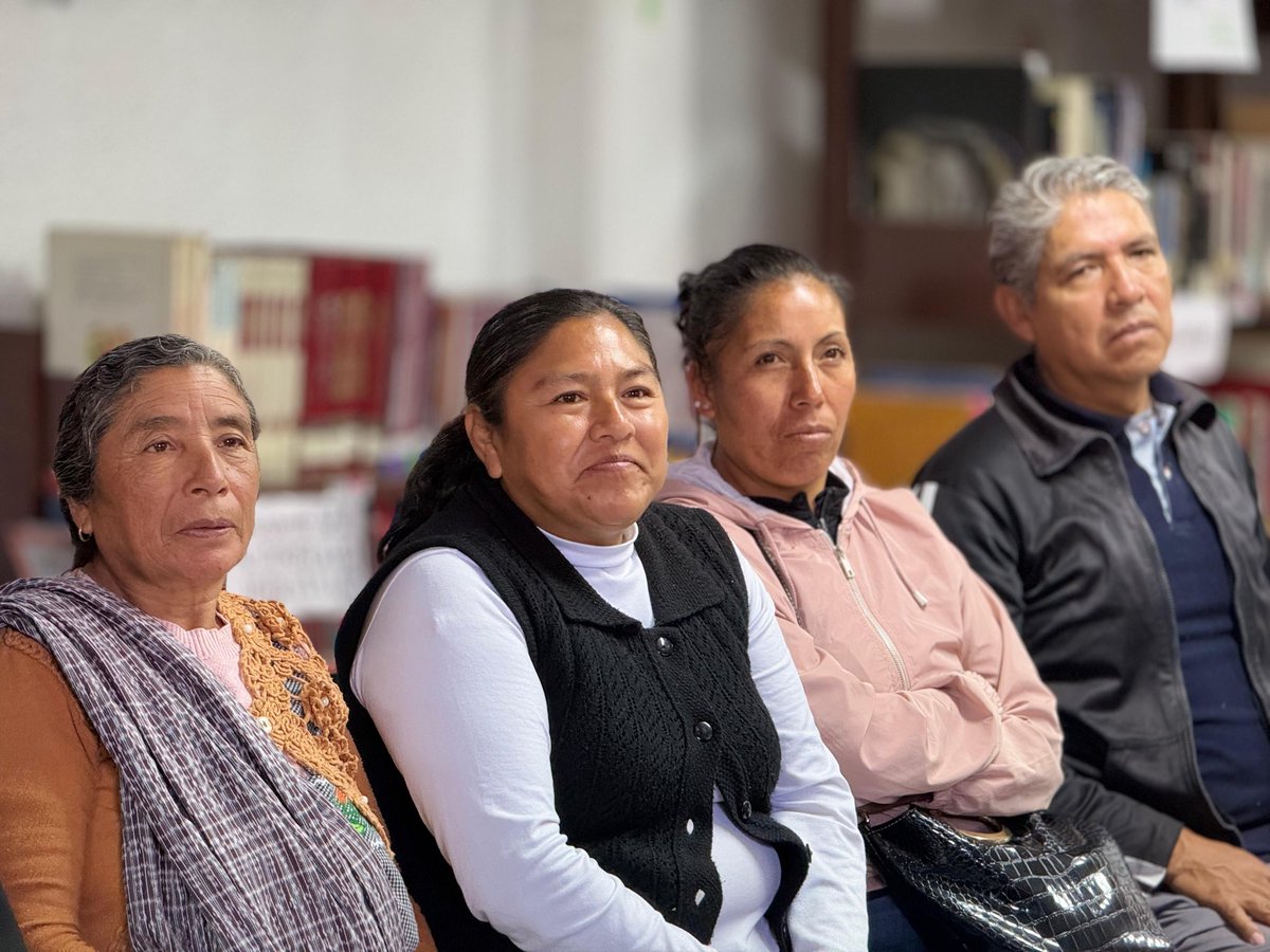 artemisa_laura's tweet photo. San Aparicio sabe lo que necesita su gente 🫱🏽‍🫲🏼.

Platiqué con comisionados ejidales, mujeres y hombres con propuestas claras y ganas de avanzar en conjunto 🙋🏻‍♀️.

🚶🏻‍♀️El territorio se avanza con trabajo constante, atendiendo las necesidades. Con el gobernador @armentapuebla_ y la presidenta @Claudiashein, el #Bienestar llega #PorAmorAPuebla 🫶🏻.