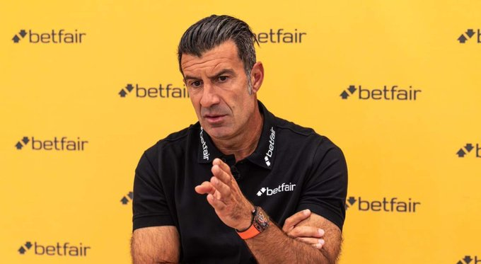 لويس فيغو يدافع عن تشابي ألونسو رغم موسم ريال مدريد المخيب. في ظل موسم صعب خالٍ من الألقاب، خرج فيغو بتصريحات واضحة يؤكد فيها أن تحميل تشابي ألونسو المسؤولية الكاملة ليس منصفًا، رغم إقالته بعد خسارة السوبر الإسباني.. النجم البرتغالي السابق شدد على أن مثل هذه المواسم المعقدة تدفع دائمًا للبحث عن كبش فداء ، لكنه يرى أن ما حدث أكبر من مجرد مدرب، وأن الظروف داخل الفريق لعبت دورًا كبيرًا في النتائج.. رسالة فيغو كانت واضحة: المشكلة أعمق وتشابي ليس السبب الوحيد. المصدر: ديفنسا سنترال 