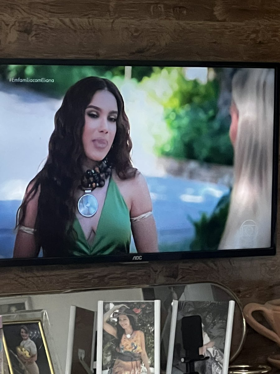 Vitubrun's tweet photo. Minha vó acabou de lançar um “ ali é a Anitta? Eu achei que ela fosse preta” https://t.co/RycS4dIJvs