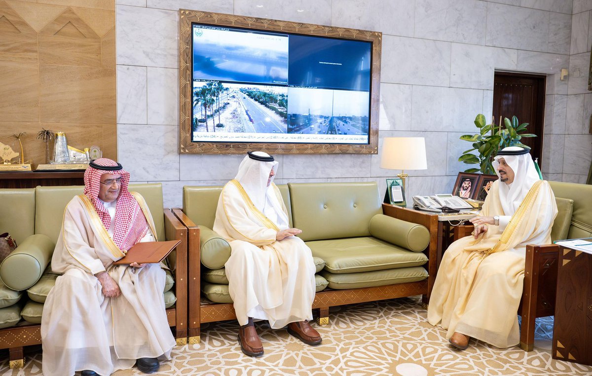 alsaud1ksa's tweet image. اعتمد صاحب السمو الملكي الأمير 
فيصل بن بندر بن عبدالعزيز أمير منطقة الرياض
أسماء الفائزين بجائزة الأمير 
فيصل بن بندر بن عبدالعزيز للتميز 
والإبداع في دورتها الرابعة 
البالغ عددهم 42 فائزًا وفائزة.
•جاء ذلك خلال استقبال سموه، 
في مكتبه بقصر الحكم اليوم، صاحب 
السمو الأمير