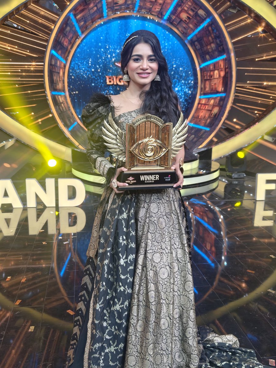 Marathi_Celebs's tweet image. बिग बॉस मराठी सीझन ६ ची विजेती ठरली आहे तन्वी कोलते. तुम्हाला तिचा खेळ कसा वाटला? 

#TanviKolte #Winner #BiggBossMarathi6 #BBM6 #MarathiCelebs .
.
For interesting entertainment updates, follow the page right now - @Marathi_Celebs .