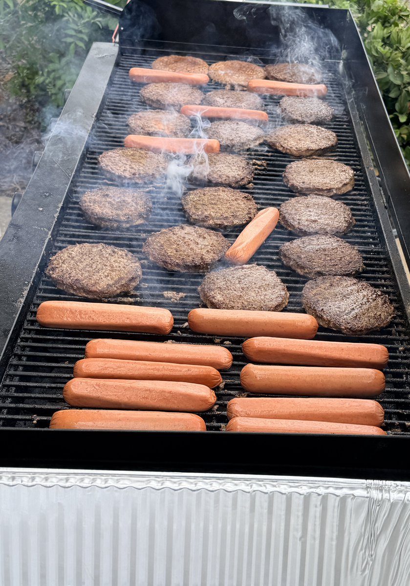 jchrzanowski6's tweet image. Cooking for the Boys! 🍔🍔🌭🌭🌭
#Fun #Boys #lunch #Saltwater
