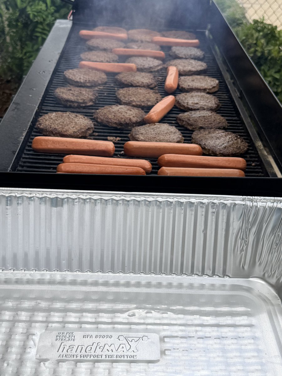 jchrzanowski6's tweet image. Cooking for the Boys! 🍔🍔🌭🌭🌭
#Fun #Boys #lunch #Saltwater