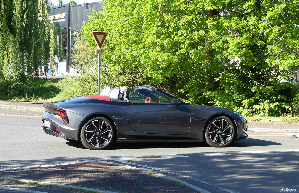 RGcars85's tweet image. #MG Cyberster 🇬🇧🇨🇳
Ma fille a adoré les portes en élytres l'intérieur combiné Bordeau noir ! quand je lui ai dit que c'était électrique , il aurait fallu voir sa tête !!! je ne sais pas si ça voulait dire génial ou hop je passe mon tour , on va voir la GT3RS !je veux croire la 2