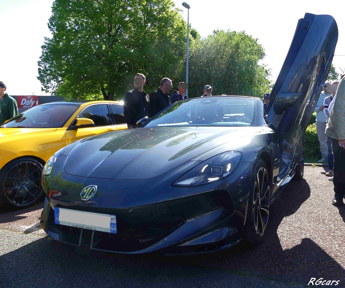 RGcars85's tweet image. #MG Cyberster 🇬🇧🇨🇳
Ma fille a adoré les portes en élytres l'intérieur combiné Bordeau noir ! quand je lui ai dit que c'était électrique , il aurait fallu voir sa tête !!! je ne sais pas si ça voulait dire génial ou hop je passe mon tour , on va voir la GT3RS !je veux croire la 2