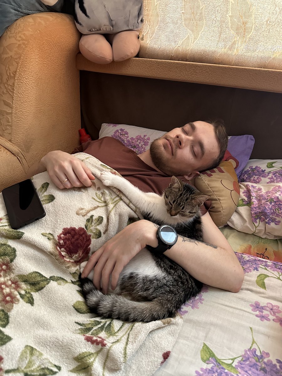С Пашей, конечно же, лучше спится (мне тоже)😸