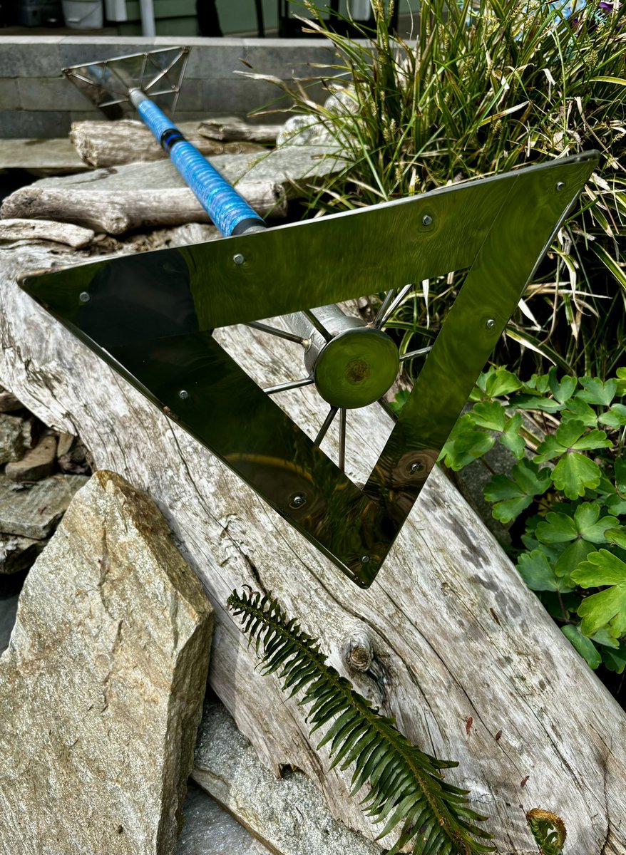 NebulaLazuli's tweet photo. I made this dragon staff recently. I’m pretty pleased with it. The mirror finish looks great and I think the flames will reflect nicely in it. https://t.co/COMRYpQIZV