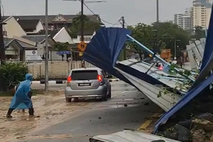 WilayahMy's tweet image. Full-Scale Emergency Response Activated in TTDI as Authorities Race to Contain Risks dlvr.it/TS6gY2 #EmergencyResponse #TTDI #KualaLumpur #SafetyFirst #PublicSafety