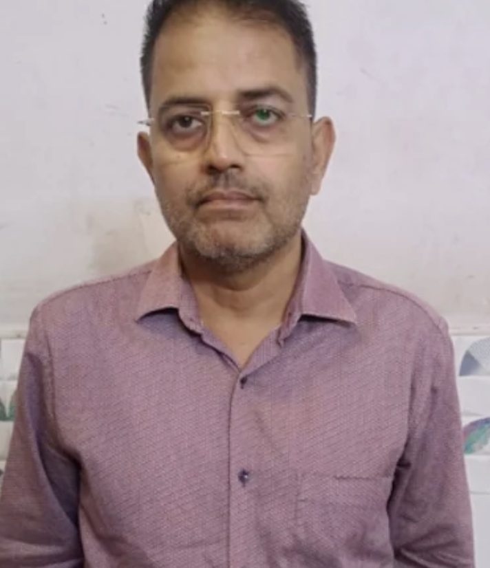 🇮🇳 🔴 HORROR EN LA INDIA: le arrebató la vida a sus gemelas mientras dormían porque penso que su esposa era infiel.

Shashi Ranjan Mishra, un visitador médico de 48 años, asesinó a sus propias hijas gemelas de solo 11 años, Riddhi y Siddhi, degollándolas con un arma blanca