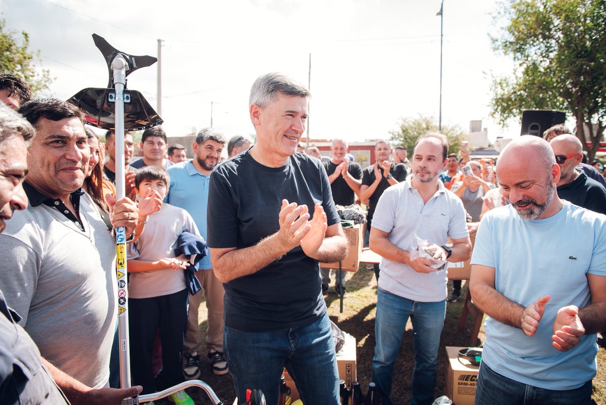 PasseriniOk's tweet photo. 🫂 Cuando el trabajo es en comunidad, pasan cosas lindas. 

Es una enorme alegría ver a los vecinos y vecinas de Barrio Nuestro Hogar III apropiándose de su nuevo playón deportivo. ⚽️

Creemos en este camino: escuchar, planificar y cumplir. Así recuperamos el espacio público para que vuelva a ser de las familias.

¡A disfrutarlo! 🙌