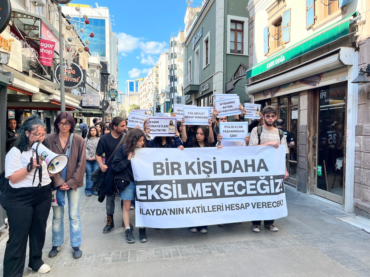 kadinhalkevci's tweet photo. 📍İzmir

Aile-polis-devlet şiddeti üçgeninde katledilen İlayda için sokaktayız.

İntihar değil bu bir cinayet! https://t.co/KYvUiYhLET