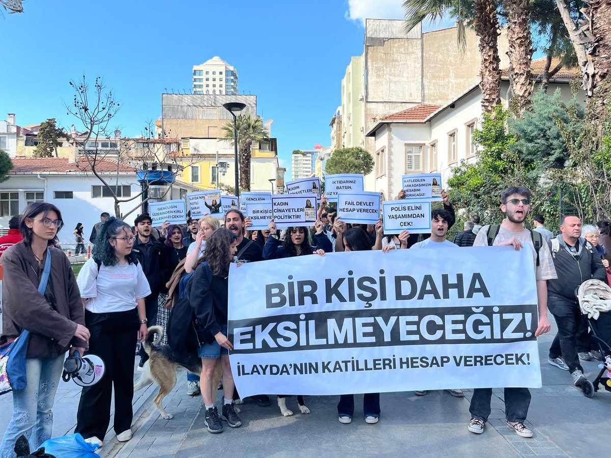kadinhalkevci's tweet photo. 📍İzmir

Aile-polis-devlet şiddeti üçgeninde katledilen İlayda için sokaktayız.

İntihar değil bu bir cinayet! https://t.co/KYvUiYhLET