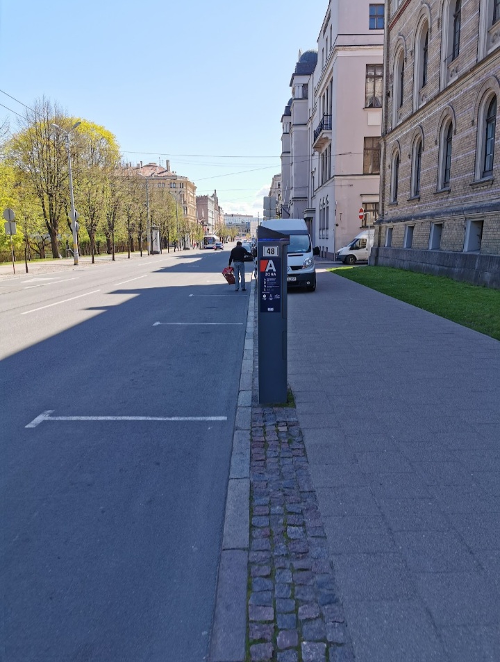 Ja Rīga beidzot sāks uzstādīt bollardus (metāla stabus) ietvju malās, tad liels lūgums tos uzstādīt līdz ar bortakmeni!

Te pierādījums, ka tā var bez jebkādām problēmām pat lielāka augstuma ietaises uzstādīt! 1/2