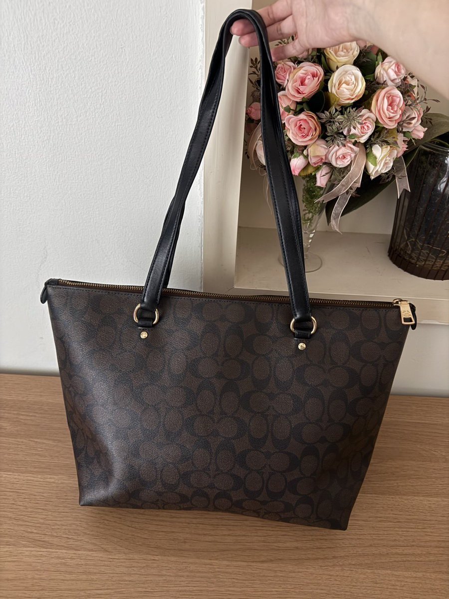 bringitbagg's tweet photo. 🎀Coach gallery tote สีกาแฟ🖤✨
*มีร่องรอยการใช้งานทั่วไป สายมีร่องรอยเก็บยาแนวมา ขอบมุมสวย ป้ายในไม่ลอก โดยรวมสภาพดีค่ะ
size:12นิ้ว (12*10.5*5.5)
price:1990✅

#ส่งต่อCoach #กระเป๋าCoach #ส่งต่อกระเป๋า #ส่งต่อกระเป๋าแบรนด์เนม #ส่งต่อกระเป๋ามือ2 #coachมือสอง #coachส่งต่อ https://t.co/8GNU2etpTM