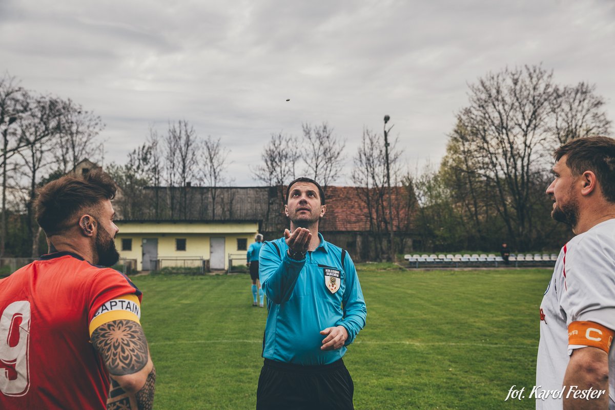 karolfester's tweet photo. Niedziela, godzina 10. Boisko w Lubnowie. Znicz Lubnów - Piasek Potworów⬇️ https://t.co/G1w01sR9mJ