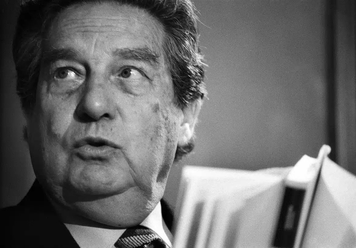 19 de abril de 1998, falleció el escritor y poeta mexicano OCTAVIO PAZ, ganador del Premio Nobel de Literatura 1990.

“La libertad no necesita alas, lo que necesita es echar raíces”.