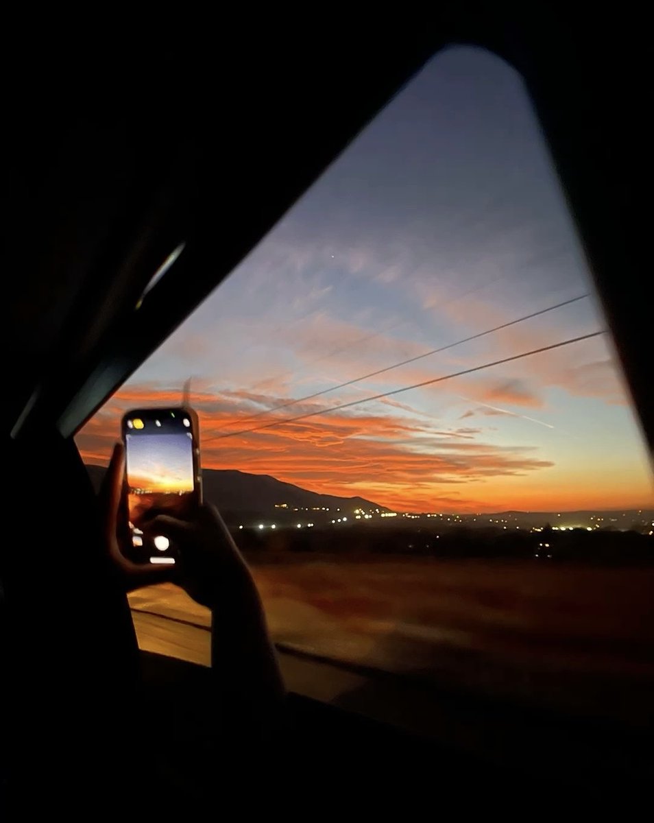 Yo cada vez que veo un atardecer bonito