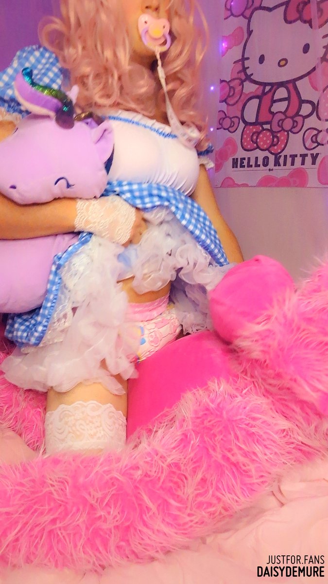 Who would you rather be: me or Mr. Gorilla?...

See this and more at:
justfor.fans/DaisyDemure?So…