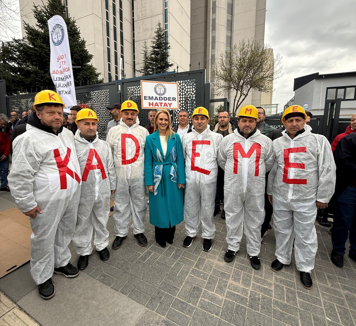 Kamubiz_com's tweet photo. KADEMELİ EMEKLİLİK İÇİN BAKANLIK ÖNÜNDE AÇIKLAMA!

📍 KADEMELİ EMEKLİLİK MÜCADELESİ VEREN EMEKÇİLER, SESLERİNİ DUYURMAK İÇİN ÇALIŞMA VE SOSYAL GÜVENLİK BAKANLIĞI ÖNÜNDE TOPLANDI.

📍 BASIN AÇIKLAMASINDA, AYNI YAŞ VE PRİM GÜNÜNE SAHİP OLMASINA RAĞMEN, SADECE BİR GÜN FARKLARI OLANLARIN 17-20 YIL GEÇ EMEKLİ EDİLMESİNE TEPKİ GÖSTERİLDİ.

@EmadDernegi
#KademeBakanlıkta