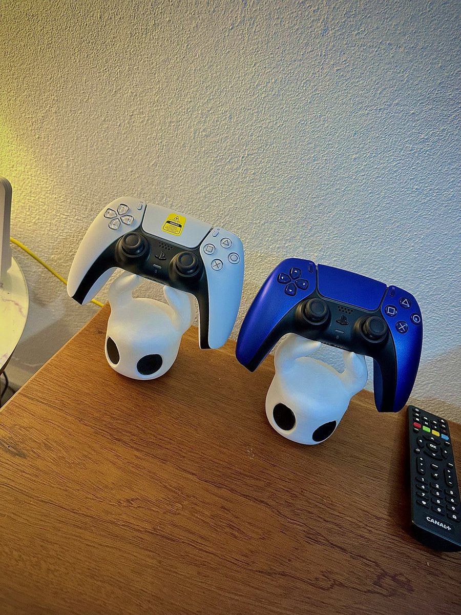 alakaoloko's tweet photo. Petit cadeau 🎁 (Portes-manettes) de la part de #NJgaming 🙏🏾 Merci et bon taf l’équipe ! Maintenant mes beautés vont embellir encore plus le salon ✨
#AO47 #ps5 https://t.co/rxUn22iltZ
