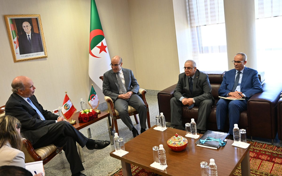 Algeria_MFA's tweet photo. استقبل كاتبُ الدولة، السيد @SECCNE_Chaib اليوم بمقر الوزارة، الأمينَ العام لوزارة العلاقات الخارجية الخارجية @CancilleriaPeru لجمهورية البيرو، السيد إريك أندرسون ماتشادو، وذلك بمناسبة انعقاد #الدورة_5 للمشاورات السياسية برئاسة مشتركة للأمينين العامين لوزارتي خارجية البلدين.
 🇩🇿🇵🇪 https://t.co/ndvLgG4c5M