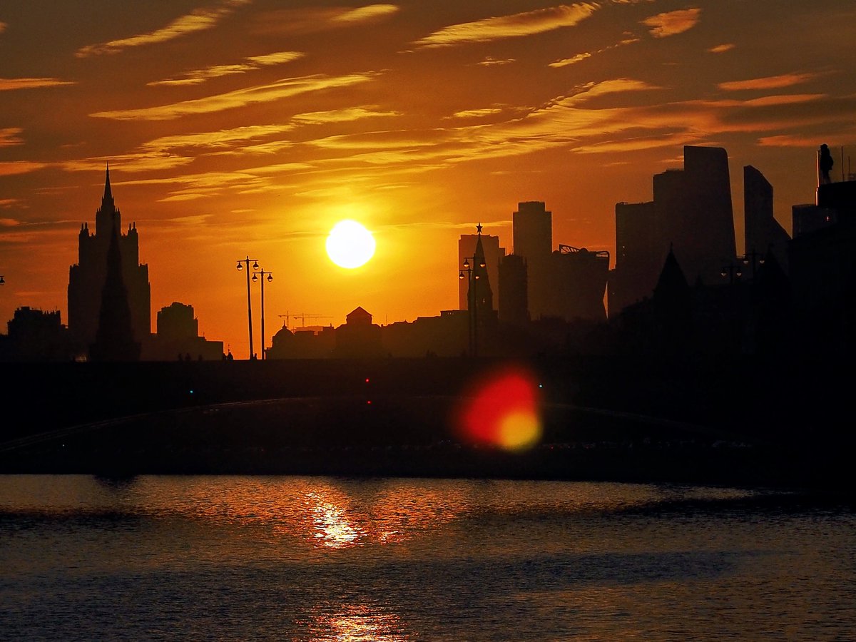 PEKHTography's tweet image. Skyscrapers are just giant forks trying to catch that one glowing tomato. 
Too late. 
The cosmic chef dropped the ketchup on the lens. 🍅🏢
#Sunset #CityPhotography #GoldenHour #Vibes