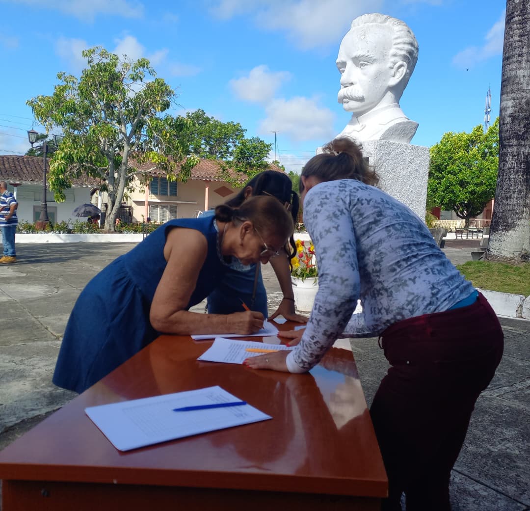 DeivyPrezMartn1's tweet photo. Girón, un ejemplo que inspira y guía.
#SanctiSpíritusEnMarcha
#GirónEsHoy
#MiFirmaPorLaPatria 🇨🇺 https://t.co/6v34eG32cn