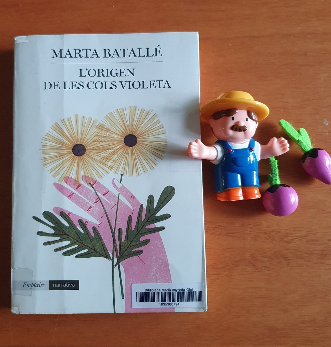 AdrianaLlonga's tweet image. "Potser encara no ho saps, però viure no és més que això... assumir responsabilitats fins que et pesen les espatlles."

📚 L'origen de les cols violetes, de Marta Batallé.

Pensaments, reflexions, malsdecaps, llavors... i paraules d'un home savi.

#lectures
#llibres
#llibresALLC